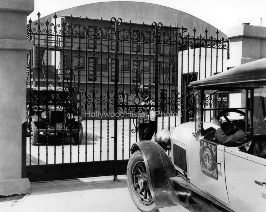 Columbia Beachwood Drive truck gate 1931.jpg